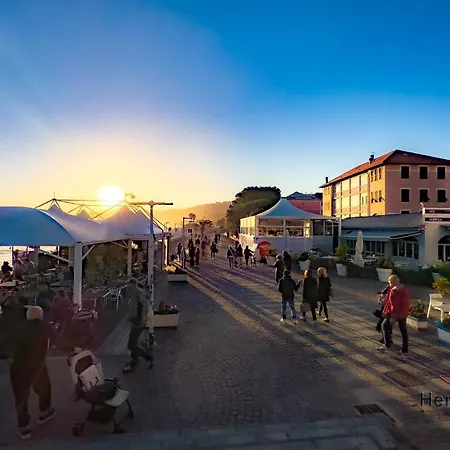 Beaches 1 Min Away - Free Wifi - Smart Tv - Ac Lägenhet *